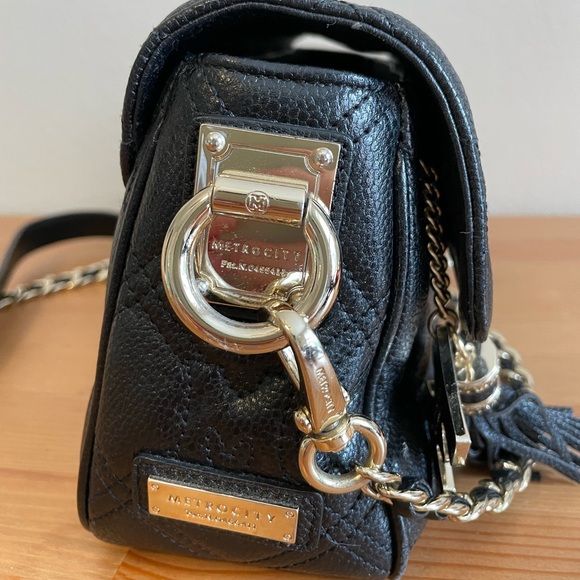 Metrocity Luxury quilted sling bag - Picture 5 of 9